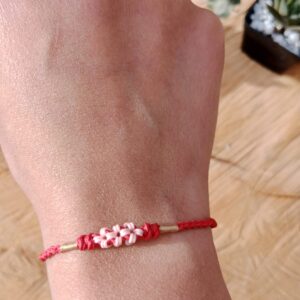 La pulsera de hilo rojo tiene un significado milenario que combina protección, amor y prosperidad. Utilizada en diversas culturas como amuleto, se cree que protege contra energías negativas y atrae buena suerte.