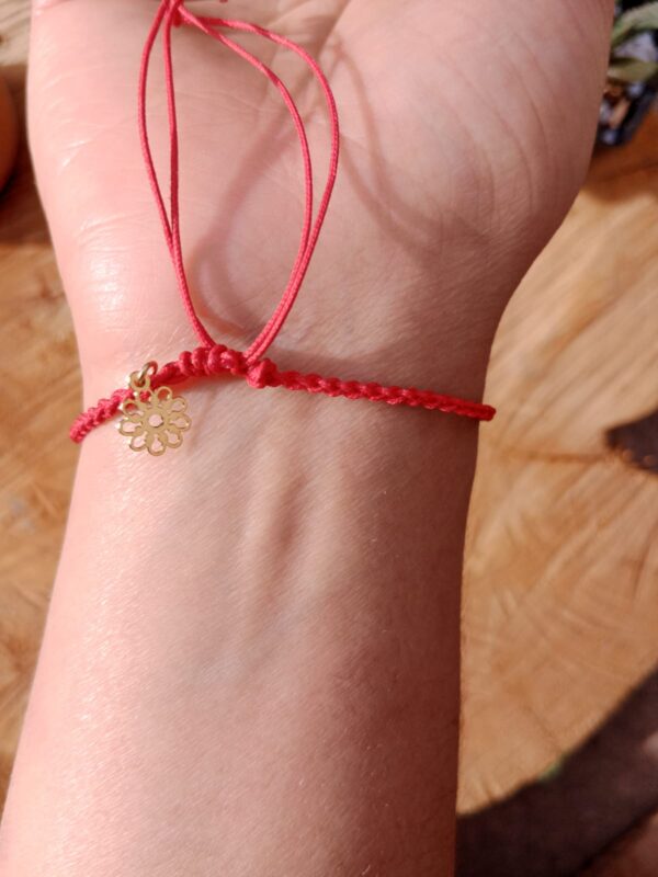 La pulsera de hilo rojo tiene un significado milenario que combina protección, amor y prosperidad. Utilizada en diversas culturas como amuleto, se cree que protege contra energías negativas y atrae buena suerte.