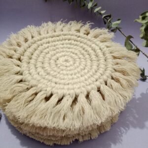 "Posavasos Beige de Macramé en Algodón – Diseño Circular en Espiral con Flecos"