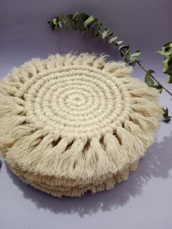 "Posavasos Beige de Macramé en Algodón – Diseño Circular en Espiral con Flecos"