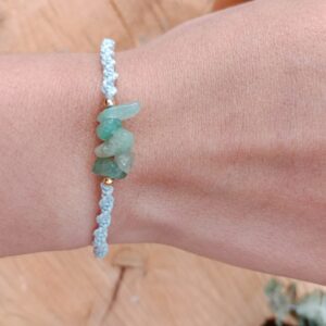 🌿 Jade: Esta piedra milenaria es conocida por atraer buena fortuna y prosperidad. Se cree que el jade promueve la armonía y equilibrio emocional, ayudando a liberar tensiones y fomentar una actitud positiva hacia la vida.