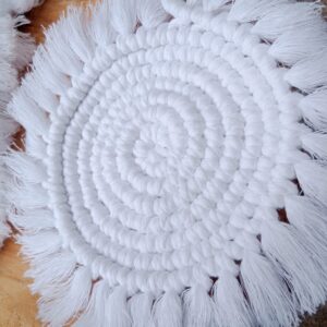 "Posavasos Blancos de Macramé en Algodón – Diseño Circular en Espiral con Flecos"